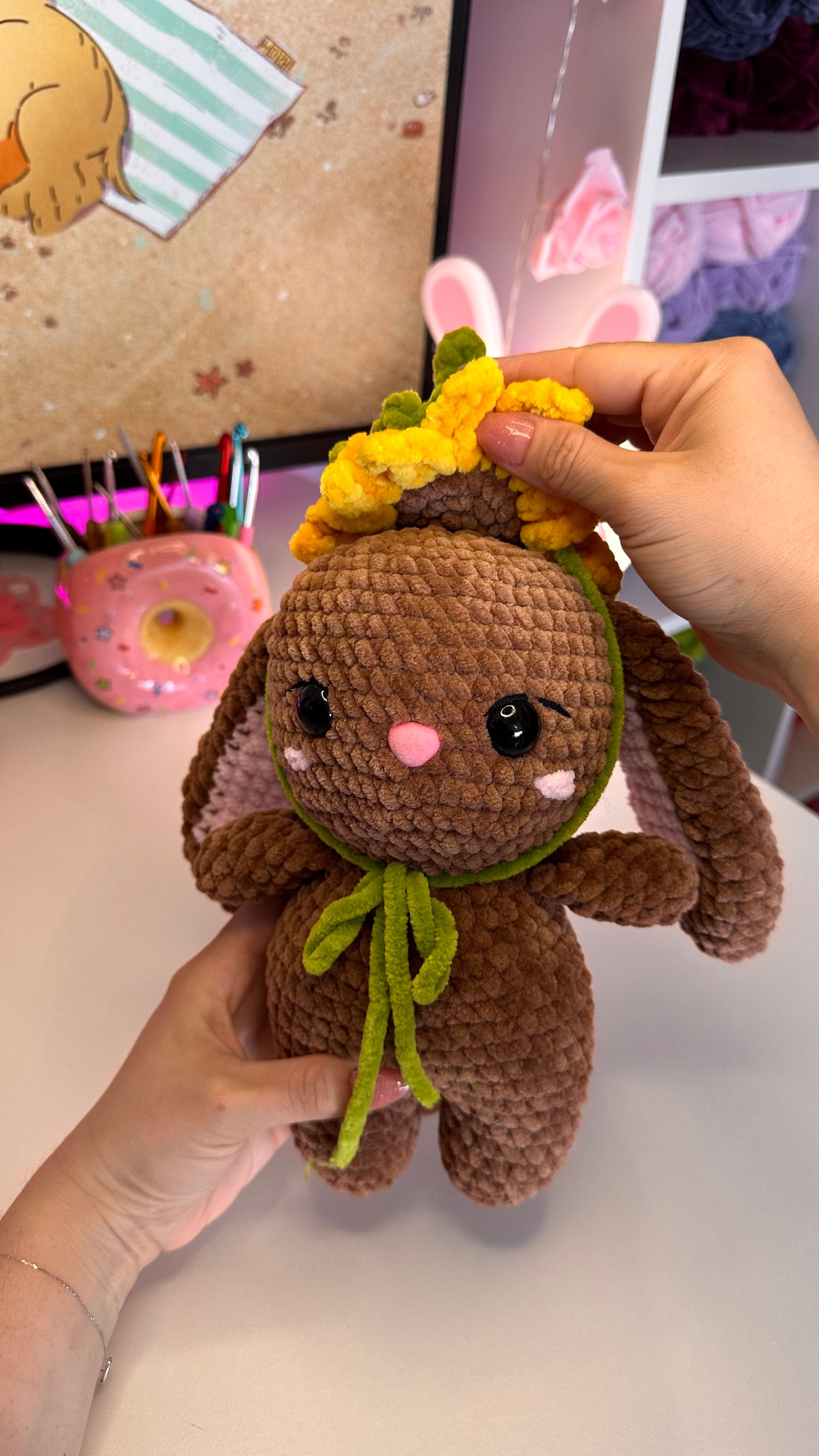 Lapin avec un chapeau tournesol