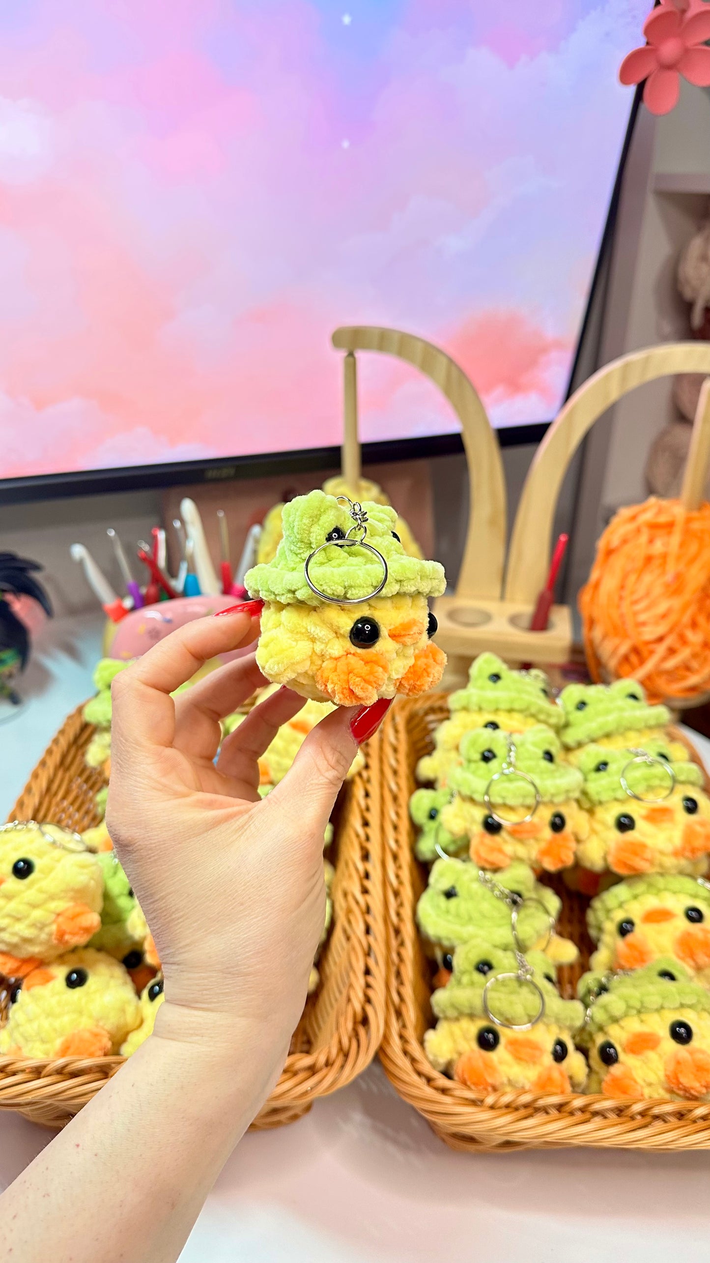 Poussin chapeau grenouille porte clefs