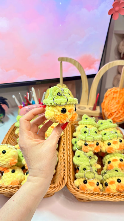 Poussin chapeau grenouille porte clefs