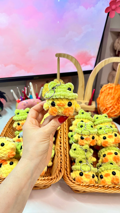 Poussin chapeau grenouille porte clefs
